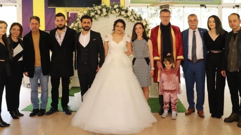 Enkazdan kurtuldu, Alaşehir'de gözyaşlarıyla evlendi